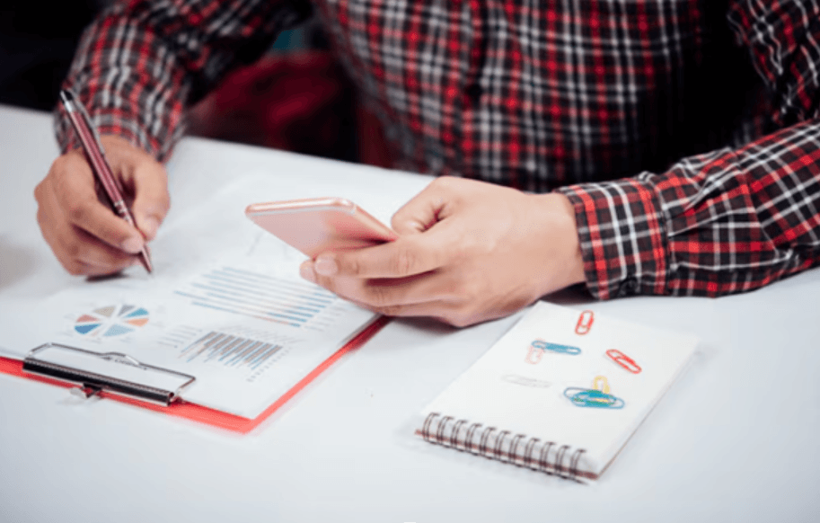 Omnibus Survey or Bespoke Study? Choosing the Right Format for Time-Sensitive Research